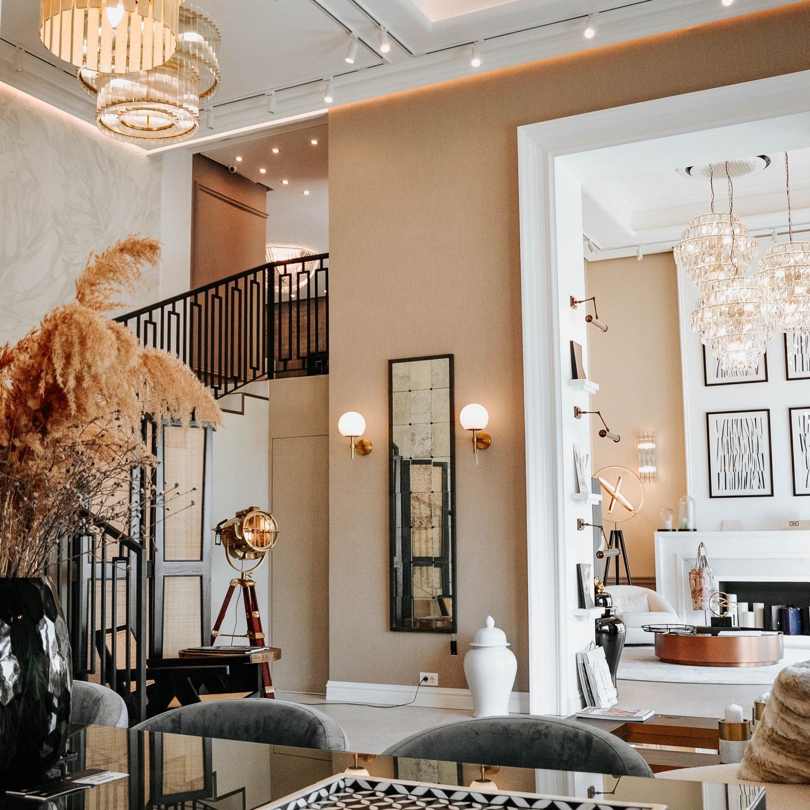 Cum să folosești oglinzile pentru a mări vizual spațiul