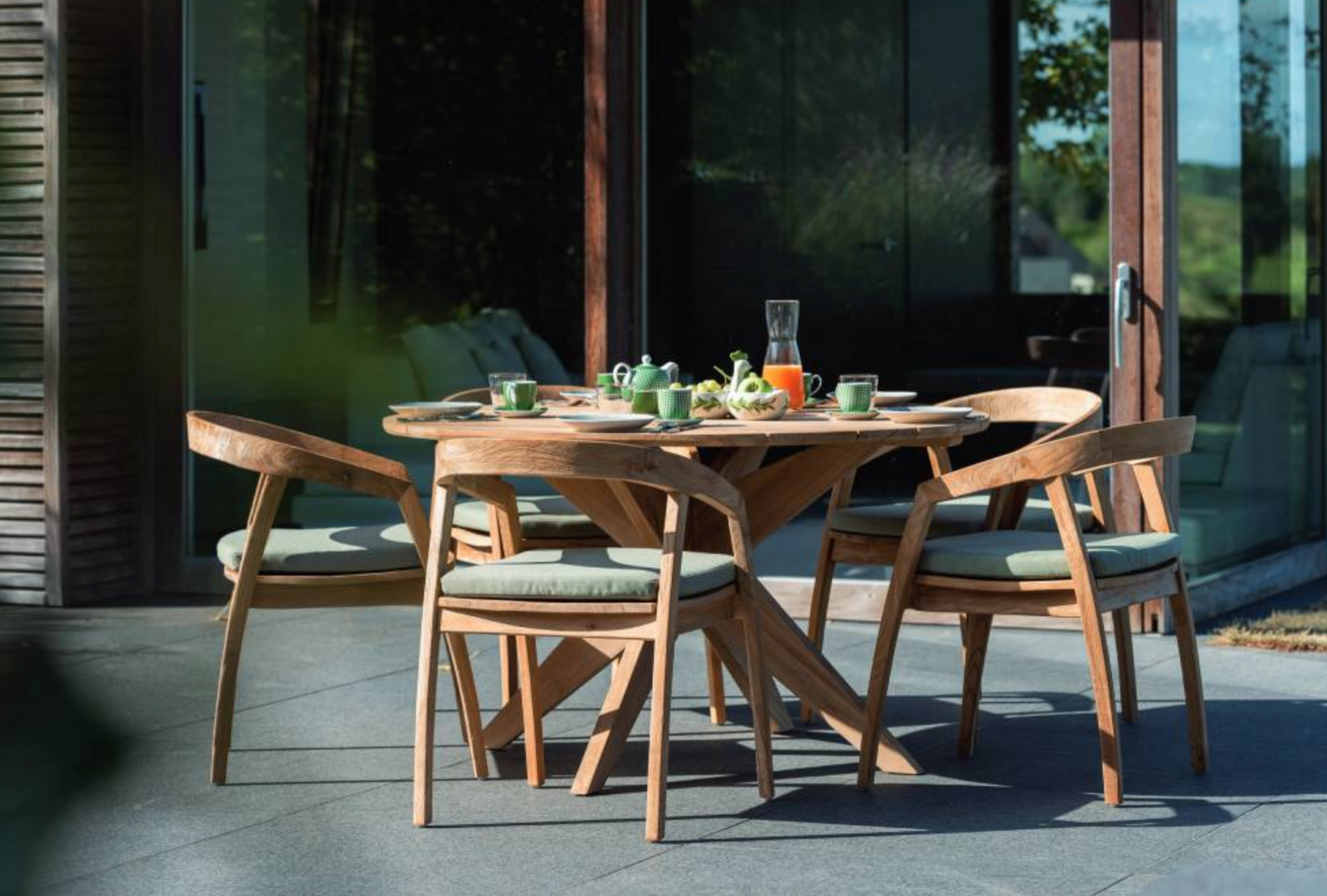 Amenajează-ți terasa și grădina cu stil