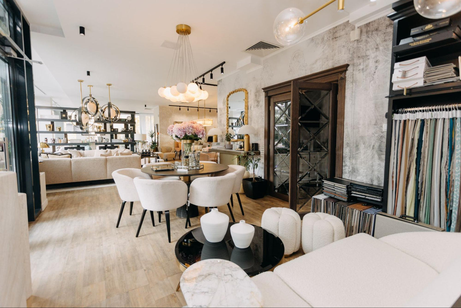 Secretele unui dining elegant: masă, scaune și iluminat