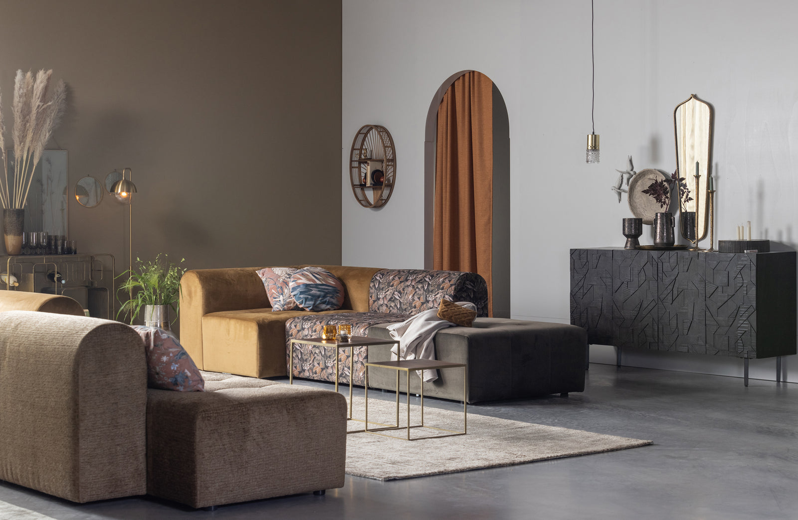 Catifeaua, lemnul și alama secretele unui design interior reușit