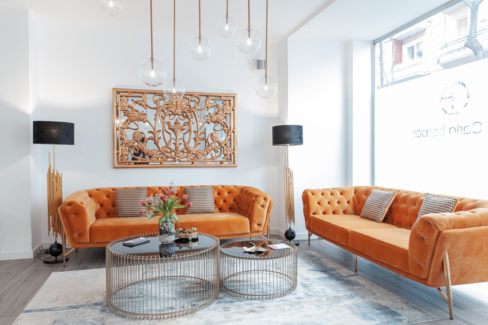 Cum să îmbini mobilierul clasic cu accente moderne în decorul casei tale